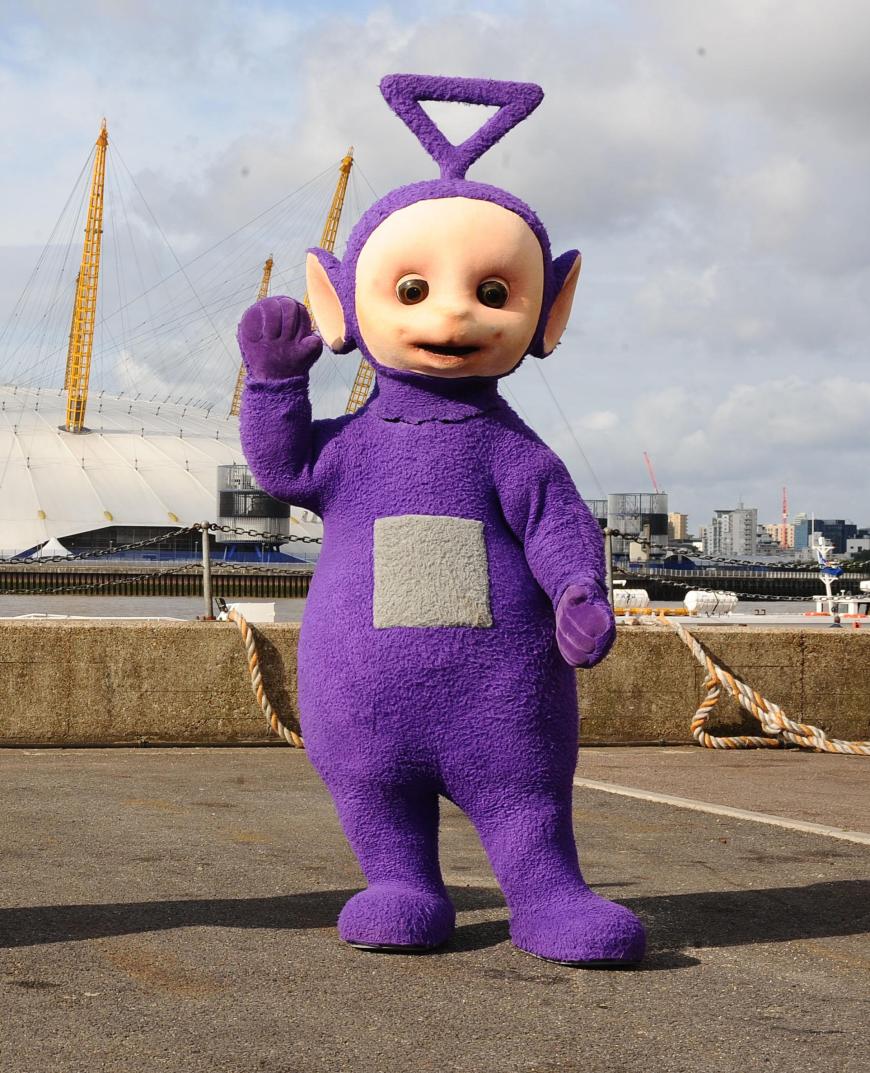 Am 17. Januar starb der Teletubbies-Star Simon Shelton Barnes ist im Alter von 52 Jahren. Wie ein Freund des Schauspielers berichtet, soll der Tinky Winky-Darsteller auf offener Straße erfroren sein.