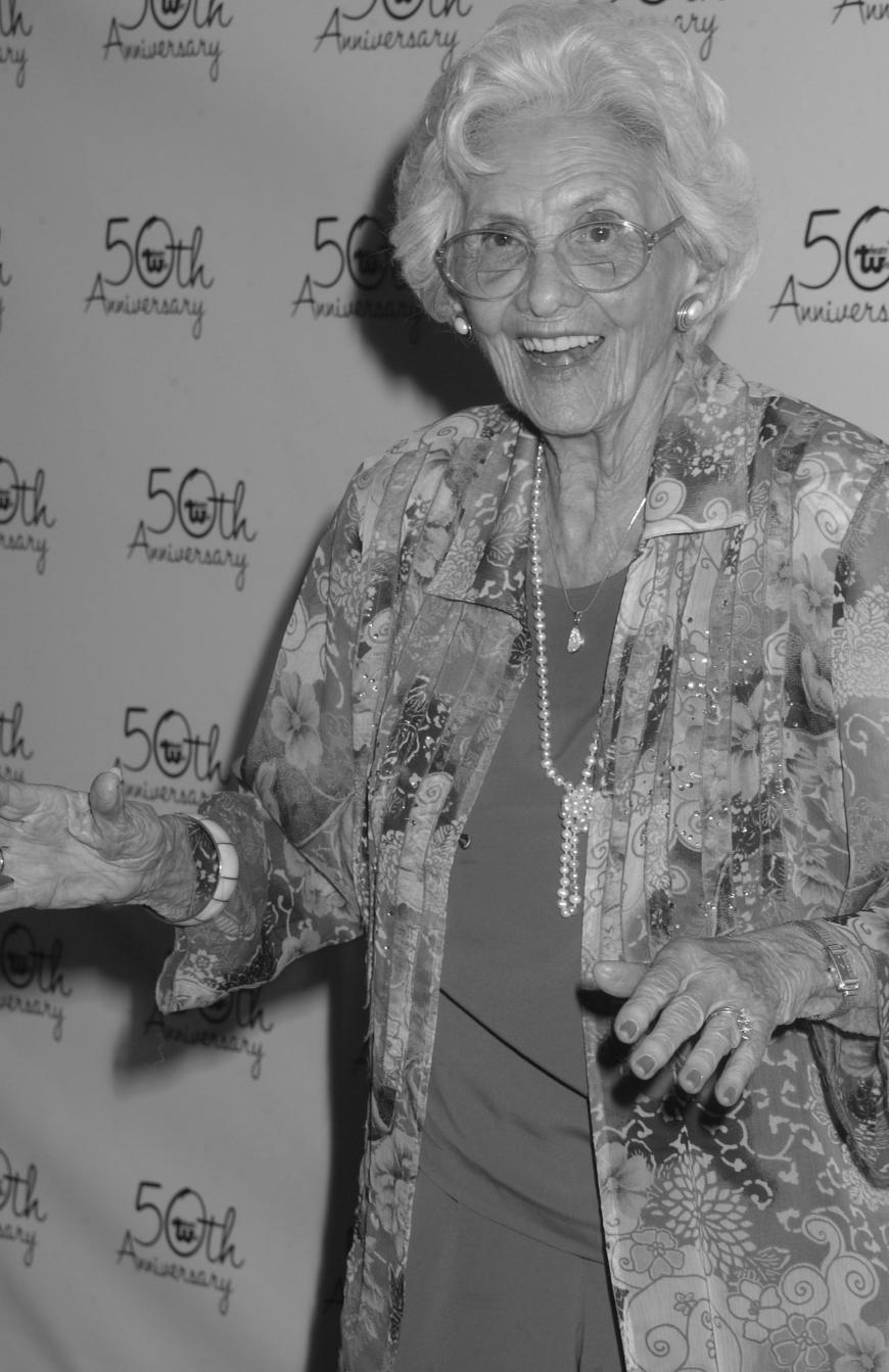 Hollywood trauert um eine seiner ältesten Schauspielerinnen. Connie Sawyer starb am 22. Januar im Alter von 105 Jahren. Bis zu ihrem Tode war die Amerikanerin in der Filmbranche tätig und hatte mehr als 140 Auftritte. Unter anderem war sie in Filmen wie „Dumm und Dümmer“ oder „Harry und Sally“ zu sehen. In ihrer Filmografie reihen sich bekannte und beliebte US-Fernsehserien aneinander. Zuletzt war Sawyer 2014 in einer Folge von Zooey Deschanels Serie „New Girl“ zu sehen, davor unter anderem in „How I Met Your Mother“ und „Navy CIS: L.A.“