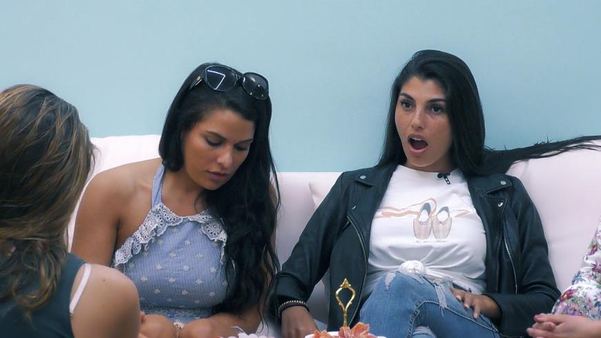 Eskalation in Folge 3 bei der "Der Bachelor" – in der Villa flogen ordentlich die Fetzen. Meike (l.) und Yeliz (r.) sind von den Socken. 