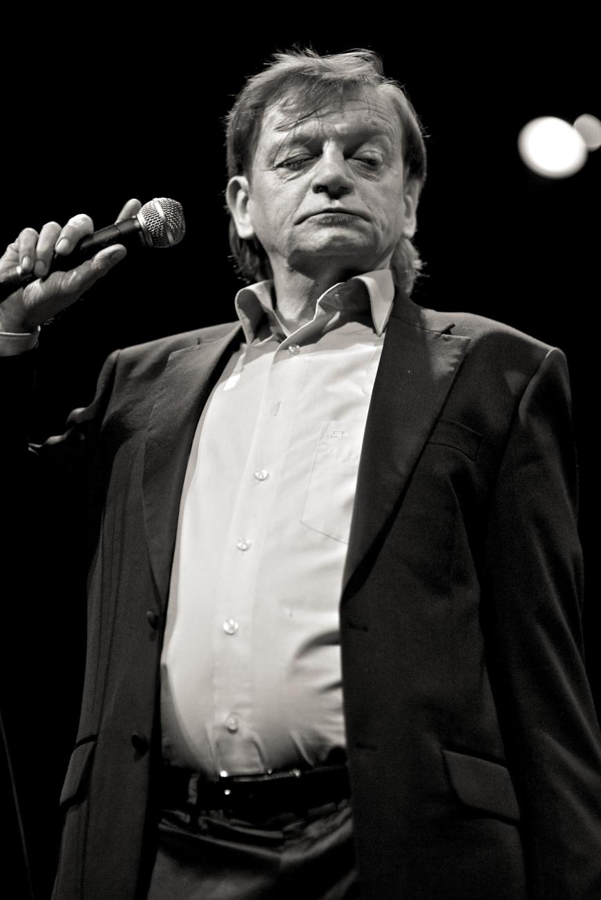 Der Sänger der britischen Post-Punk-Band „The Fall“, Mark E. Smith, ist am 24. Januar im Alter von 60 Jahren gestorben. Über die Todesursache ist bisher noch nichts bekannt. Zu den bekanntesten Songs der Gruppe gehören „Totally Wired