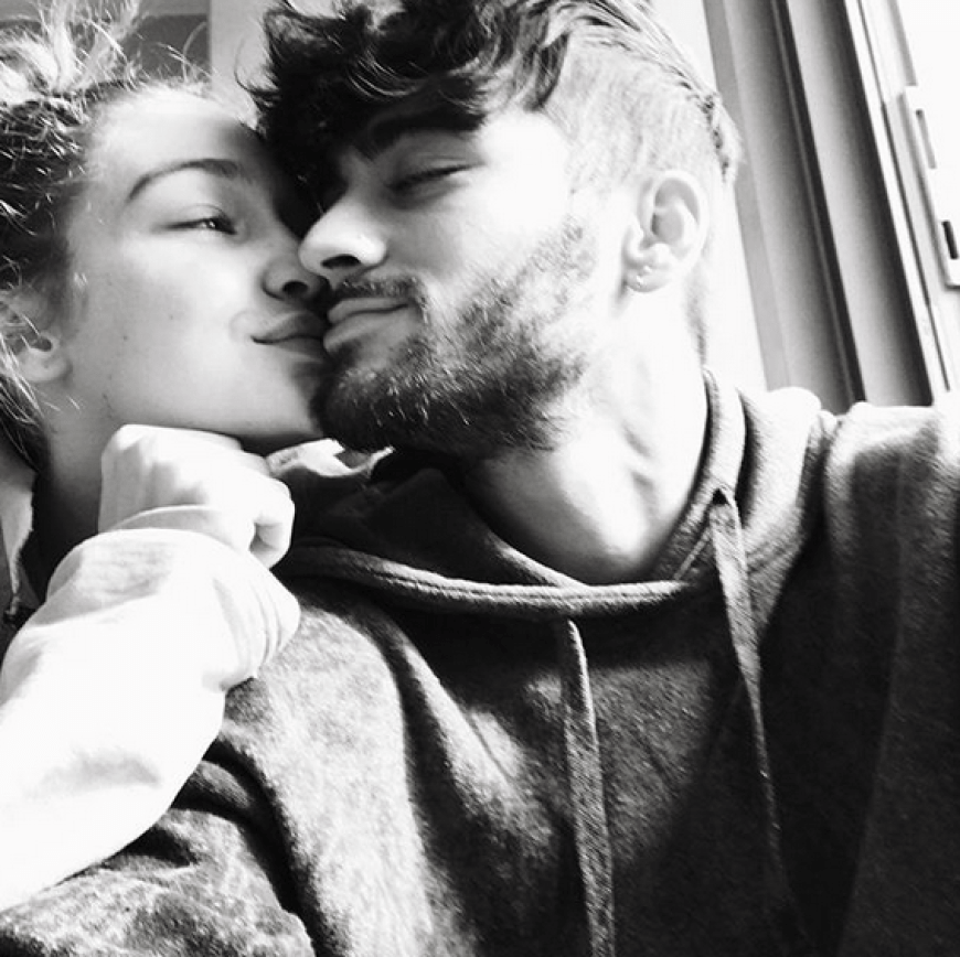 Auf Platz 1 der süßesten Kuschel-Selfies stehen definitiv Gigi Hadid und Zayn Malik. Das Topmodel und der Sänger sind seit November 2015 ein Paar und lassen ihre Fans immer wieder an ihrer Liebe teilhaben. Und das Niedlichste überhaupt ist: Die Turteltauben nennen sich Gee und Zee. 2016 veröffentlichte Zayn seinen Solosong „Pillowtalk“ („Bettgeflüster“), den er für seine Liebste schrieb. Darin heißt es: „Ich liebe es neben dir aufzuwachen“.
