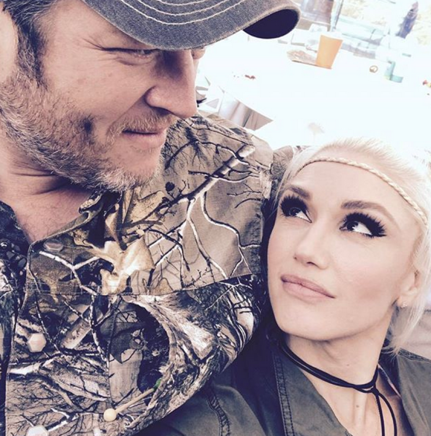 Gwen Stefani und Blake Shelton stellen ihre Liebe gerne zur Schau, so wie auch auf diesem Kuschel-Foto. Verliebt blickt die Sängerin ihrem Herzblatt in die Augen. Genau wie Zayn und Gigi, gehen Gwen und Blake seit November 2015 gemeinsam durchs Leben. Damals saßen sie gemeinsam bei der US-Castingshow „The Voice“ in der Jury, wo sie sich kennen und lieben lernten.