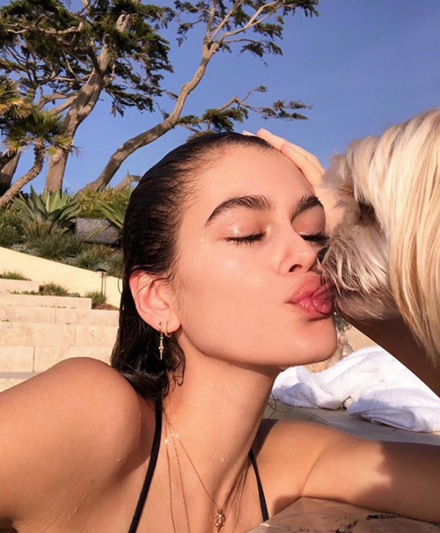 Kaia Gerber liebt ihren Hund so sehr, dass sie ihm doch glatt einen Kuss verpasste. Doch einige Fans sind ziemlich angewidert von dem tierischen Schnappschuss.