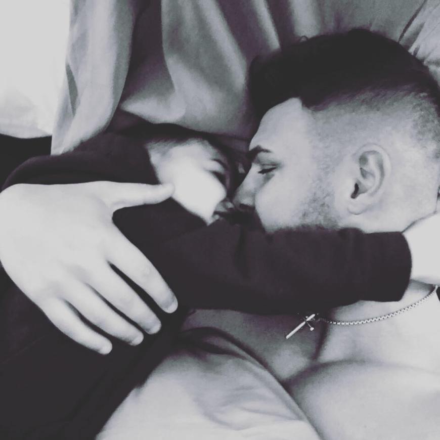 Alessio und Pietro Lombardi freuen sich zusammen über die Neuigkeiten.