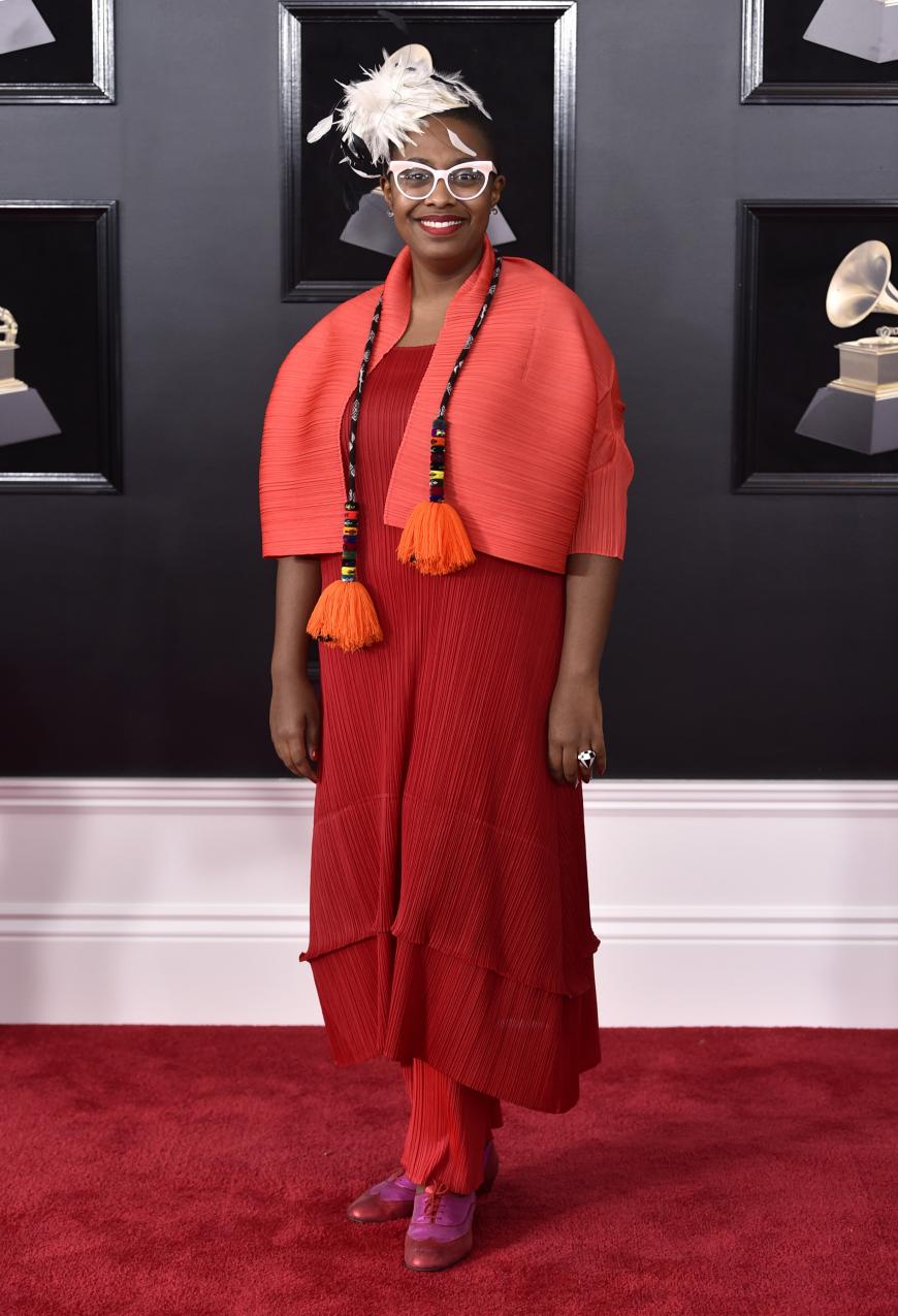 Auch der Look von Sängerin Cecile McLorin Salvant konnte nicht wirklich überzeugen. Sie entschied sich für ein rotes Gewand mit orangefarbener Stola, die sie mit einer weißen Brille und einem weißen Fascinator kombinierte – faszinierend ist dieser Look allemal.