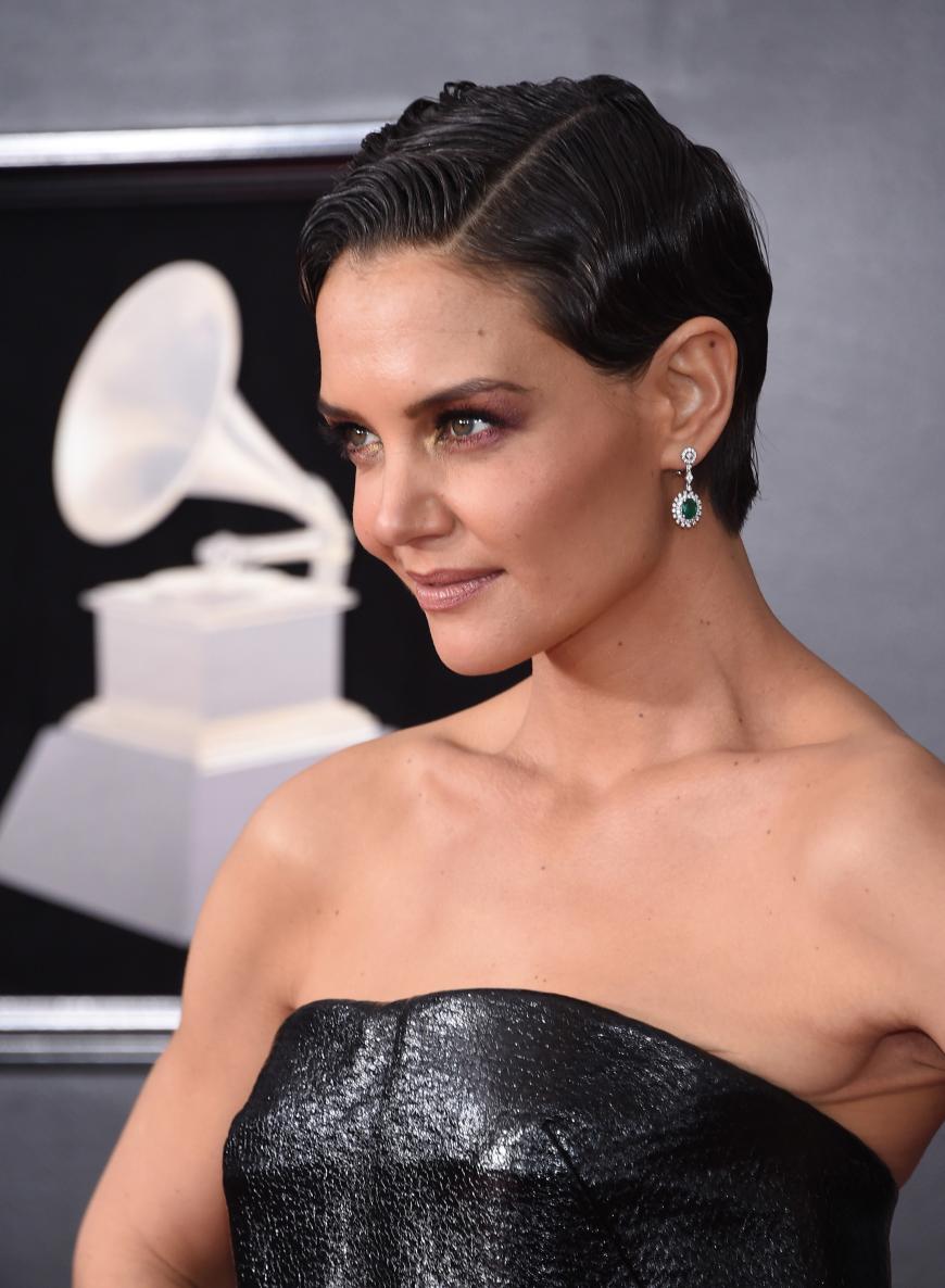Katie Holmes Schminke und die Ohrringe standen der Schauspielerin hervorragend, doch diese 20er-Jahre-Wasserwelle bescherte ihr einen jungenhaften Look...