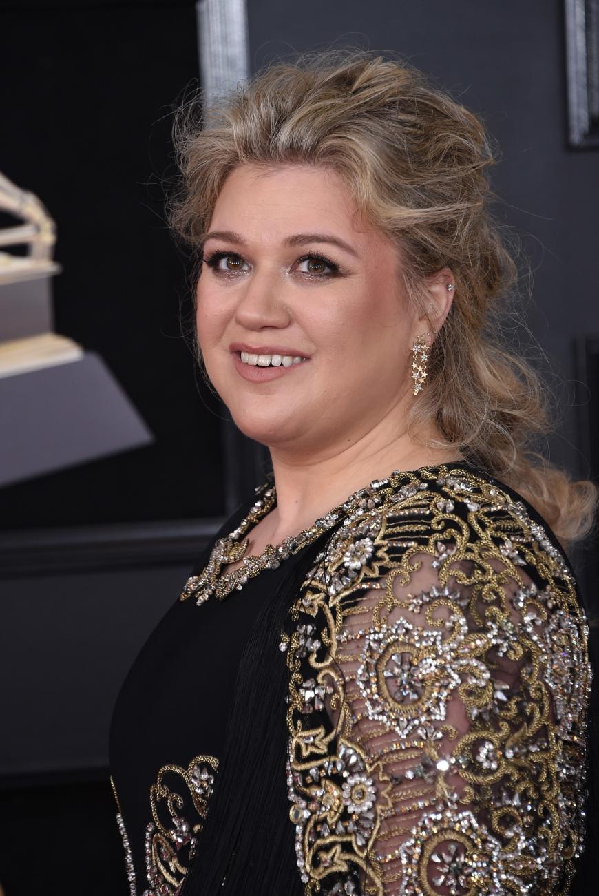 Ach ja, Kelly Clarkson ist uns einfach sympathisch und bei den diesjähirgen Grammys sah die Sängerin auch richtig Bombe aus. Selbst ihre Ohrringe passten zum Kleid, sehr gut!