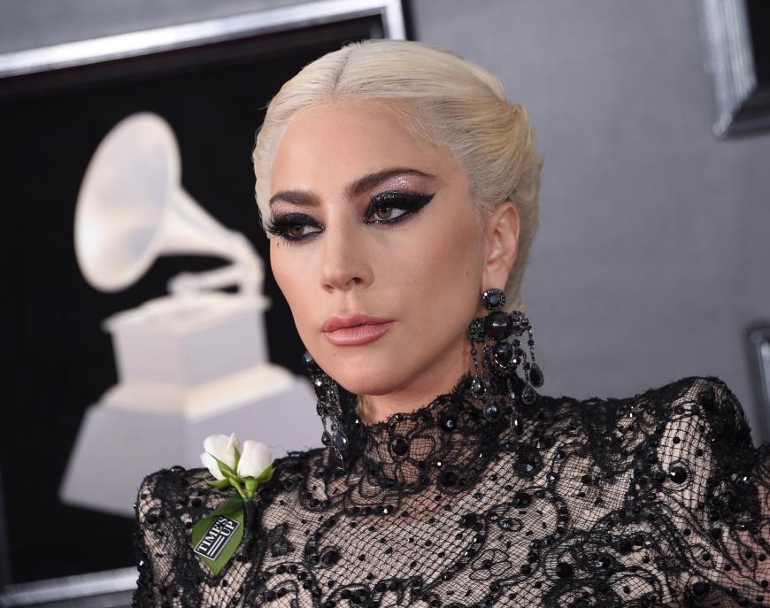 Wenn wir jemals heiraten, möchten wir den Make-Up-Artist von Lady Gaga! Dieser Look ist so wunderschön und verändert ihr Gesicht enorm zum Positiven, so dass wir uns gar nicht mehr einkriegen.