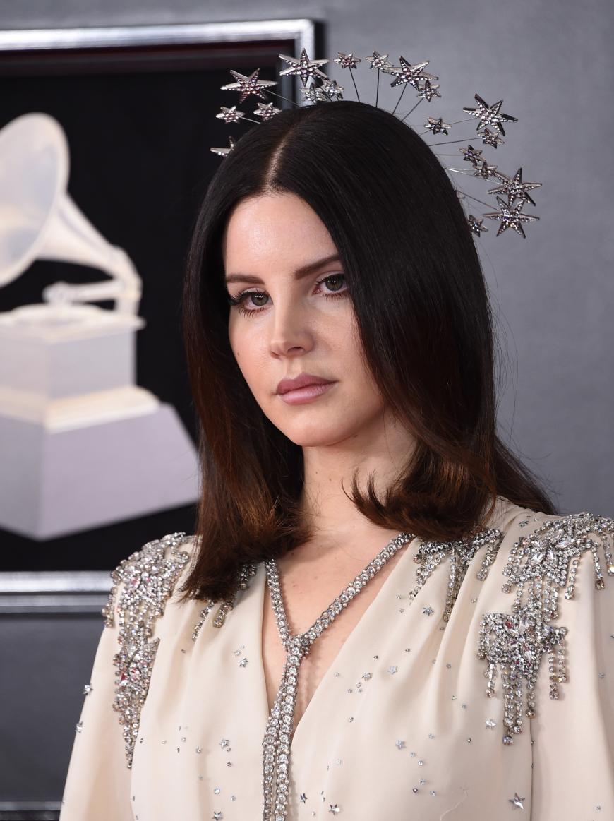 Nein, Lana del Rey trug keinen Heiligenschein, doch ähnlich beeindruckend war der Sternenhimmel-Kopfschmuck der Sängerin mit dem zarten Make-Up in Kombination.