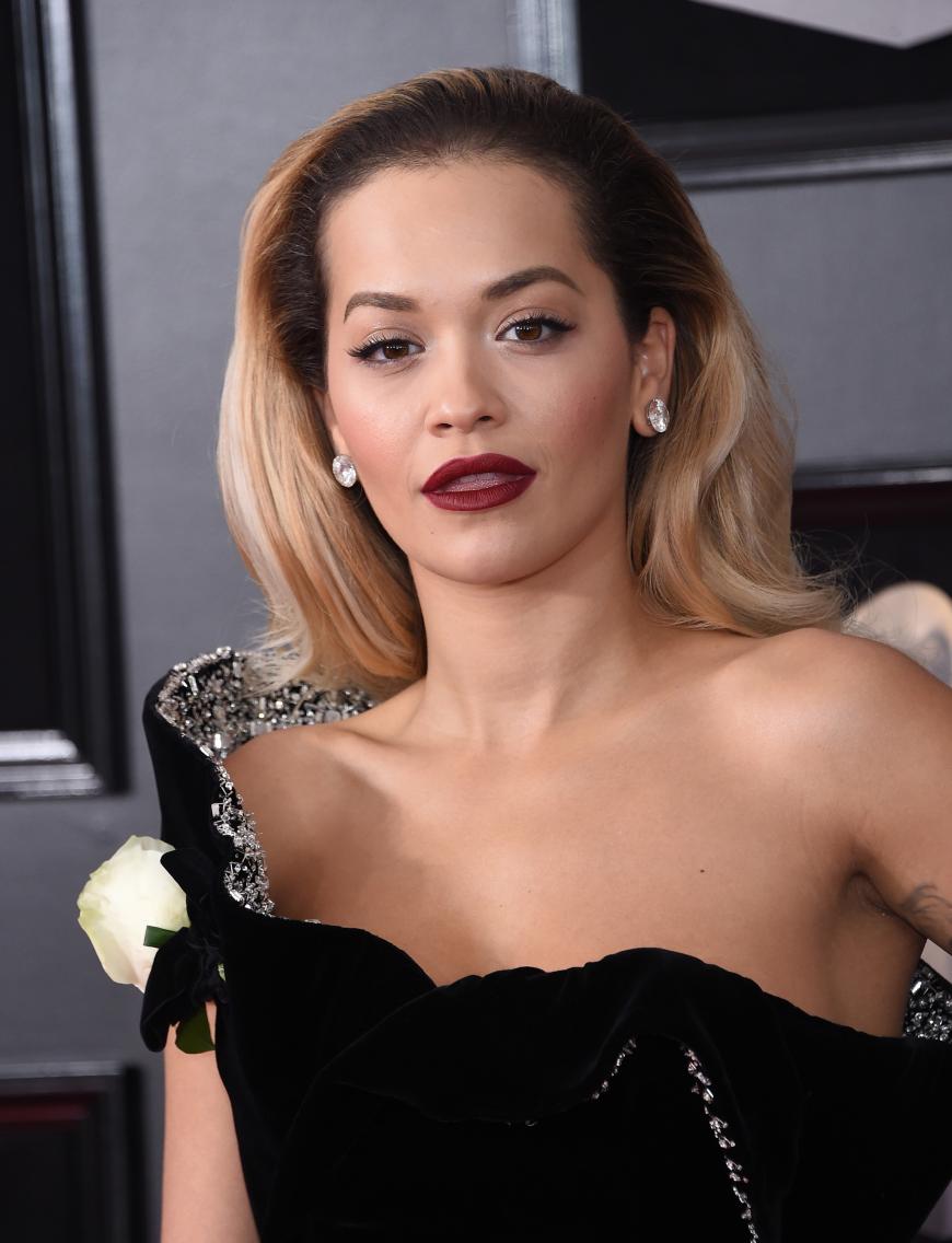 Rita Oras Gesicht sah wie gemalt aus. Nichts verschmierte, scharfe Lippenstift-Konturen und ein perfektes Augen Make-Up: Wir sind beeindruckt!