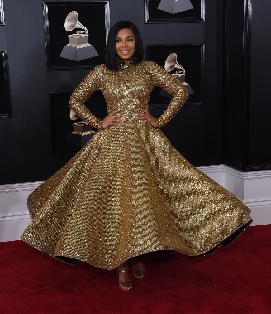 Es ist nicht alles Gold, was glänzt?! DOCH! Die Sängerin Ashanti beweist es uns auf dem roten Teppich der Grammys 2018.