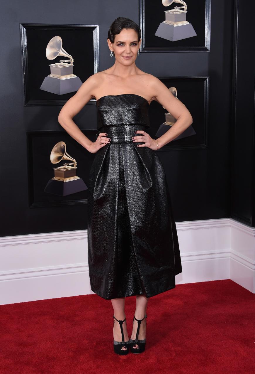 Katie Holmes sah eigentlich top aus, nur die Frisur mit der angelegten Wasswelle verstehen wir absolut nicht zu diesem Outfit.