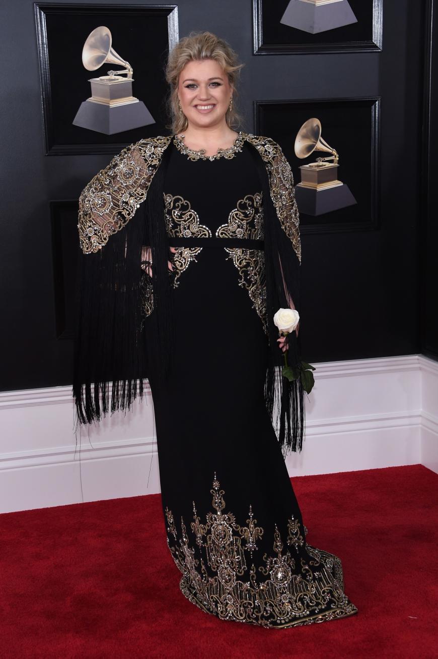 Ein außergewöhnliches Dress präsentierte uns die Sängerin Kelly Clarkson bei der Grammy Verleihung 2018.