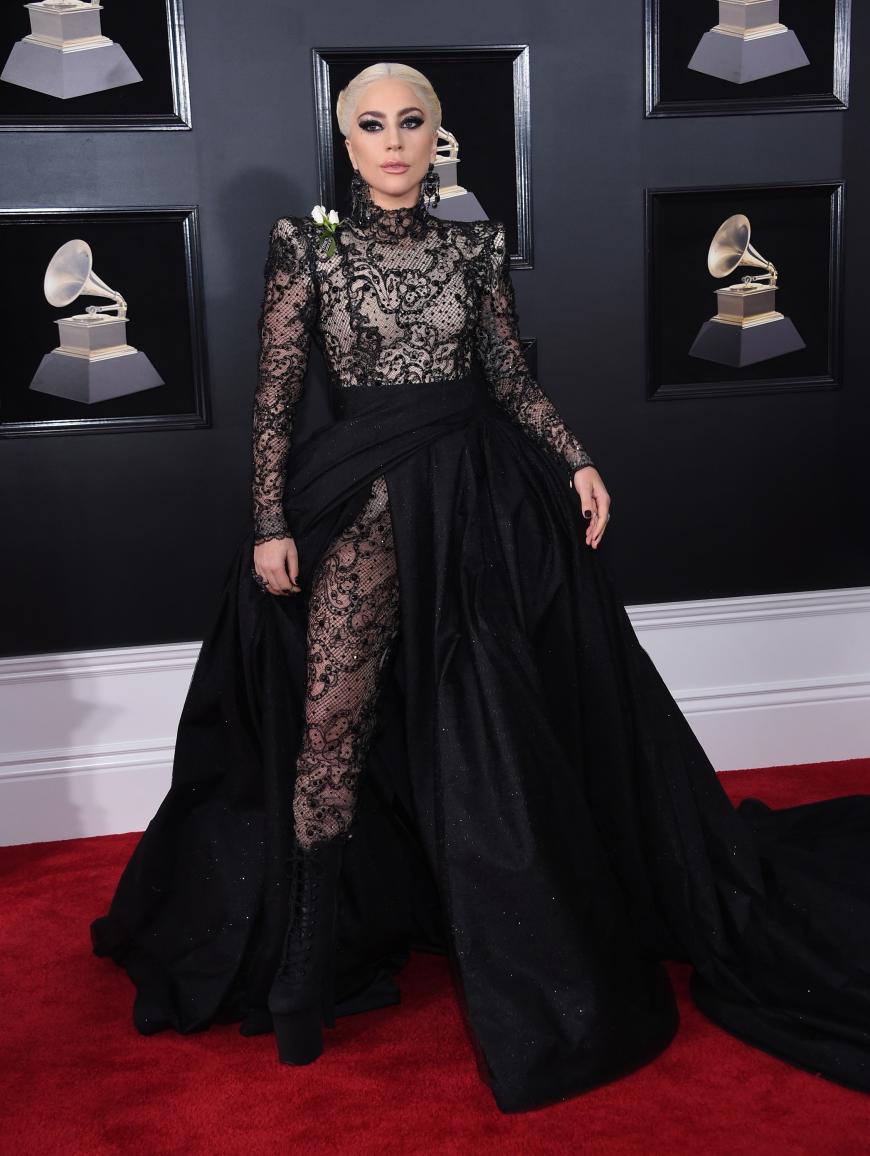 Unfassbar! Wow! Krass! Uns fehlen die Worte bei Lady Gagas Auftritt. Die Sängerin sah von oben bis unten wie aus dem Ei gepellt aus.