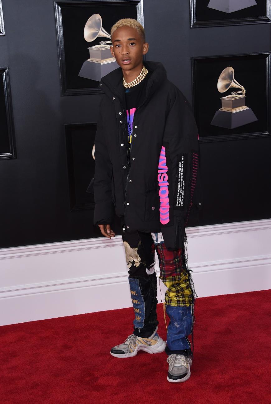 Jaden Smith wirkte ein wenig wie bestellt und nicht abgeholt. Der Musiker und Sohn von Schauspieler von Will Smith hatte wohl nicht viel Zeit und schritt in abgewetzer Jeans und Turnschuhen über den roten Teppich.