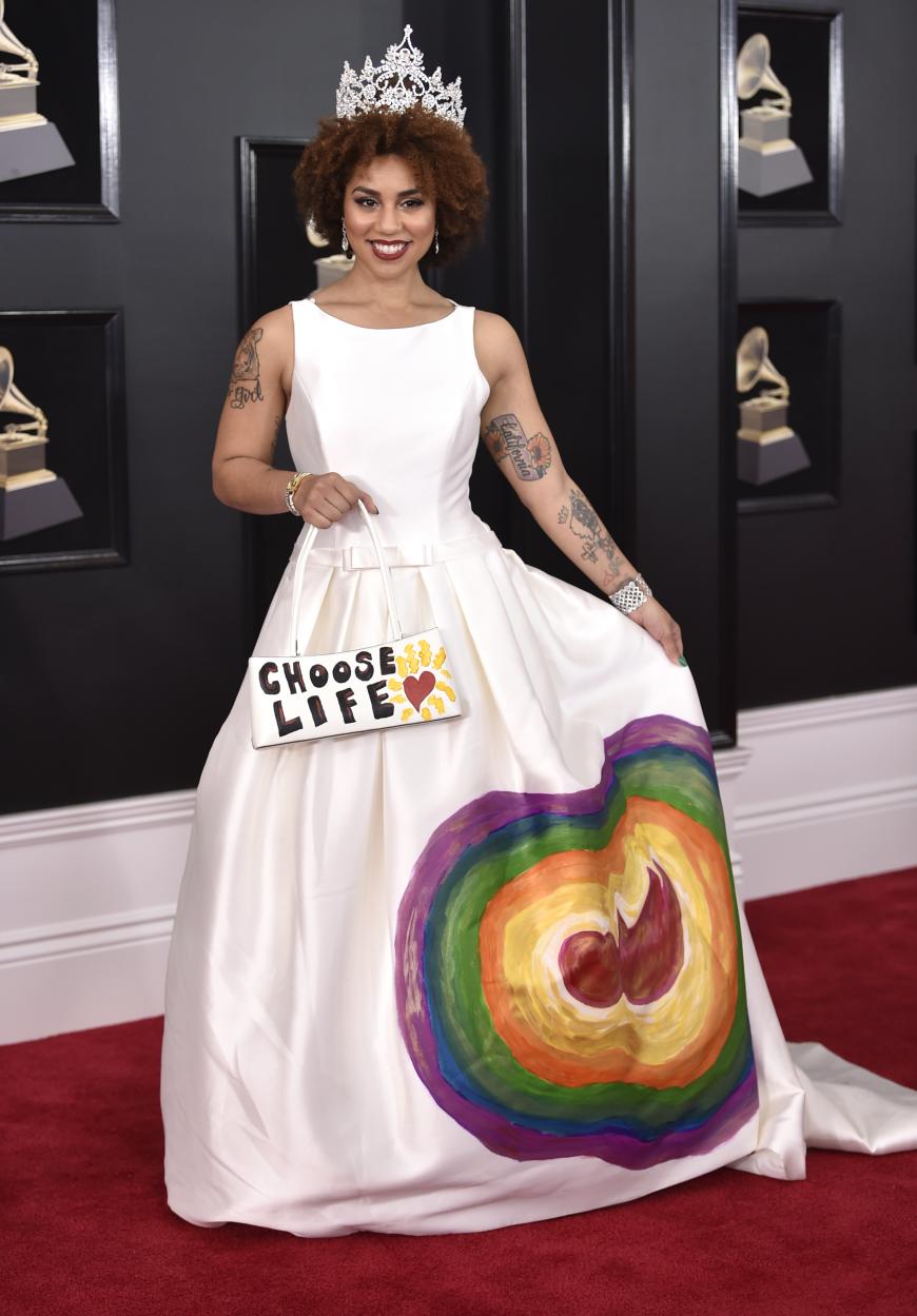 Für einen merkwürdigen Auftritt sorgte auch die US-amerikanische Schauspielerin und Rocksängerin Joy Villa, die schon mehrfach mit ihren provokanten Outfits bei den Grammy Awards auf sich aufmerksam machte. Sie erschien in einem weißen Kleid, auf dem ein Fötus abgebildet war. Dazu trug sie eine passende Handtasche mit der Aufschrift
