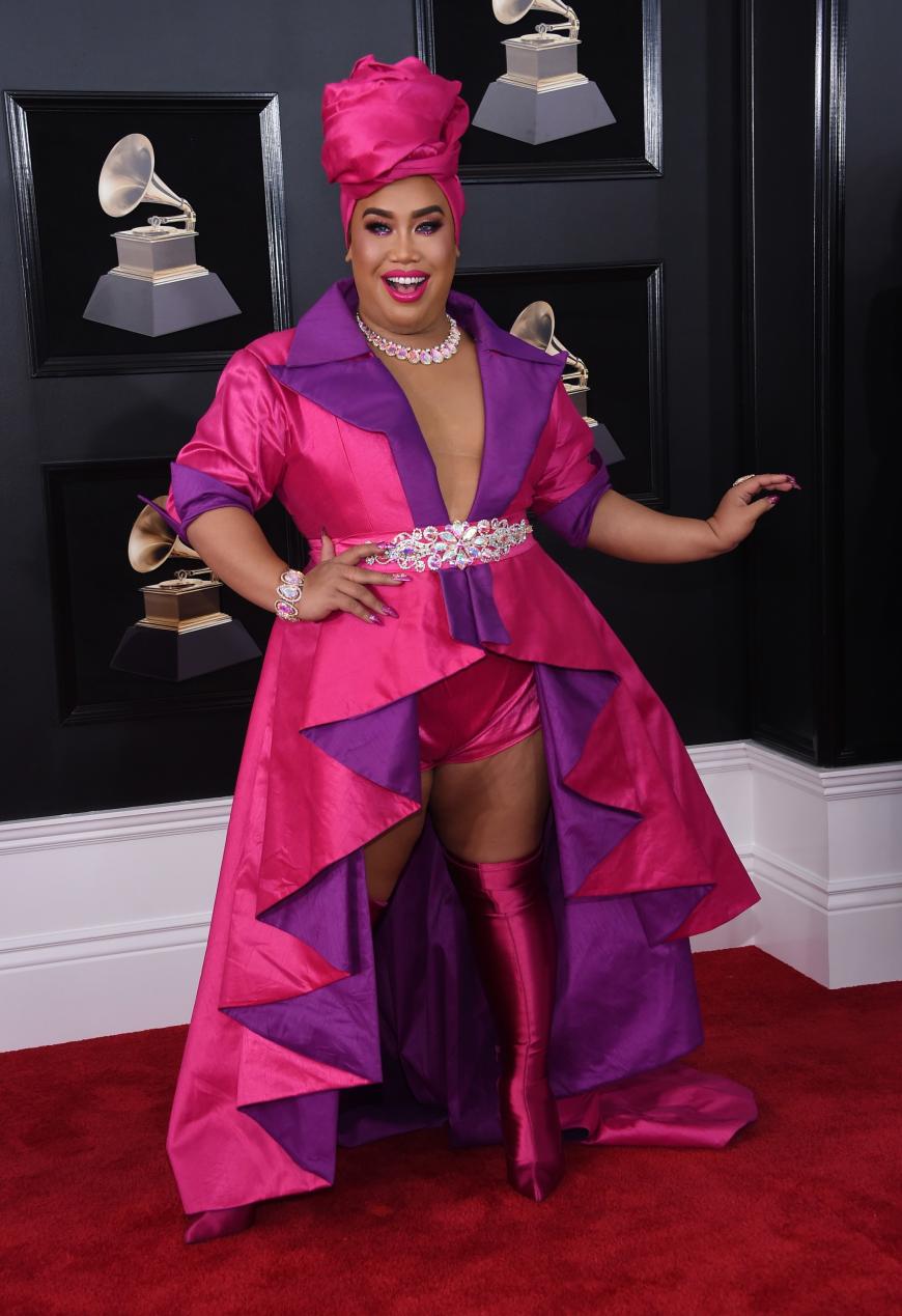 Den Anfang der fragwürdigen Looks des Abends machte der Social-Media-Star Patrick Starr. Mit ihrem kreisch-pinken Turban, dem passenden, extravaganten Kleid und glänzenden Overknee-Stiefeln, erinnerte sie irgendwie an die Meerhexe Ursula aus dem Zeichentrick-Film