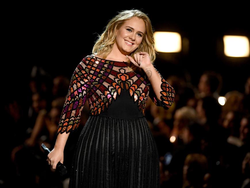 So sieht Adele heute aus: Eine strahlende Mama, die zur ihren Kurven steht. Vor ein paar Jahren war das allerdings noch anders...