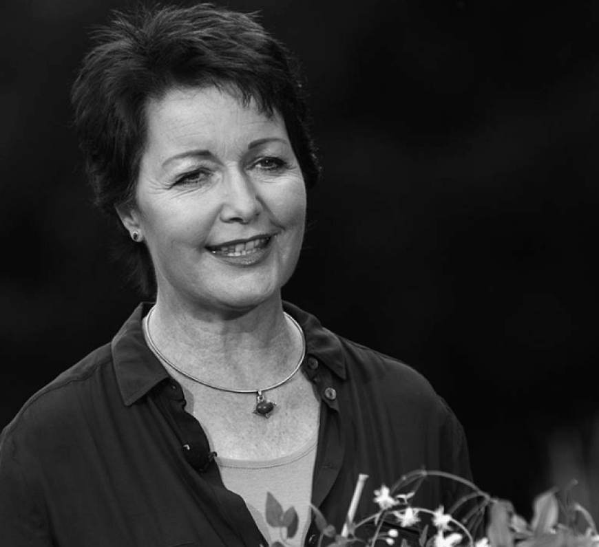 Fast 16 Jahre lang hat MDR-Moderatorin Claudia Look-Hirnschal die Sendung „MDR Garten“ moderiert und stellte Pflanzen, Bäume, Deko- und Gestaltungstipps vor. Nun hat sie den Kampf gegen eine lebensbedrohliche Krankheit verloren, wie der Sender mitteilte: „Claudia lieferte sich mit dem Feind in ihrem Kopf einen fast zweijährigen Kampf, den sie am 28. Januar 2018, kurz nach ihrem 56. Geburtstag, verloren hat“.