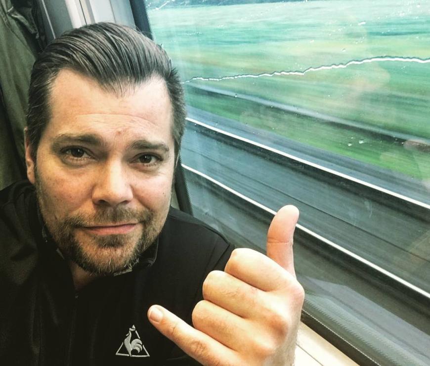 Bei Instagram zeigt Daniel Fehlow, der auch als Synchronsprecher arbeitet, seine humorvolle Seite.