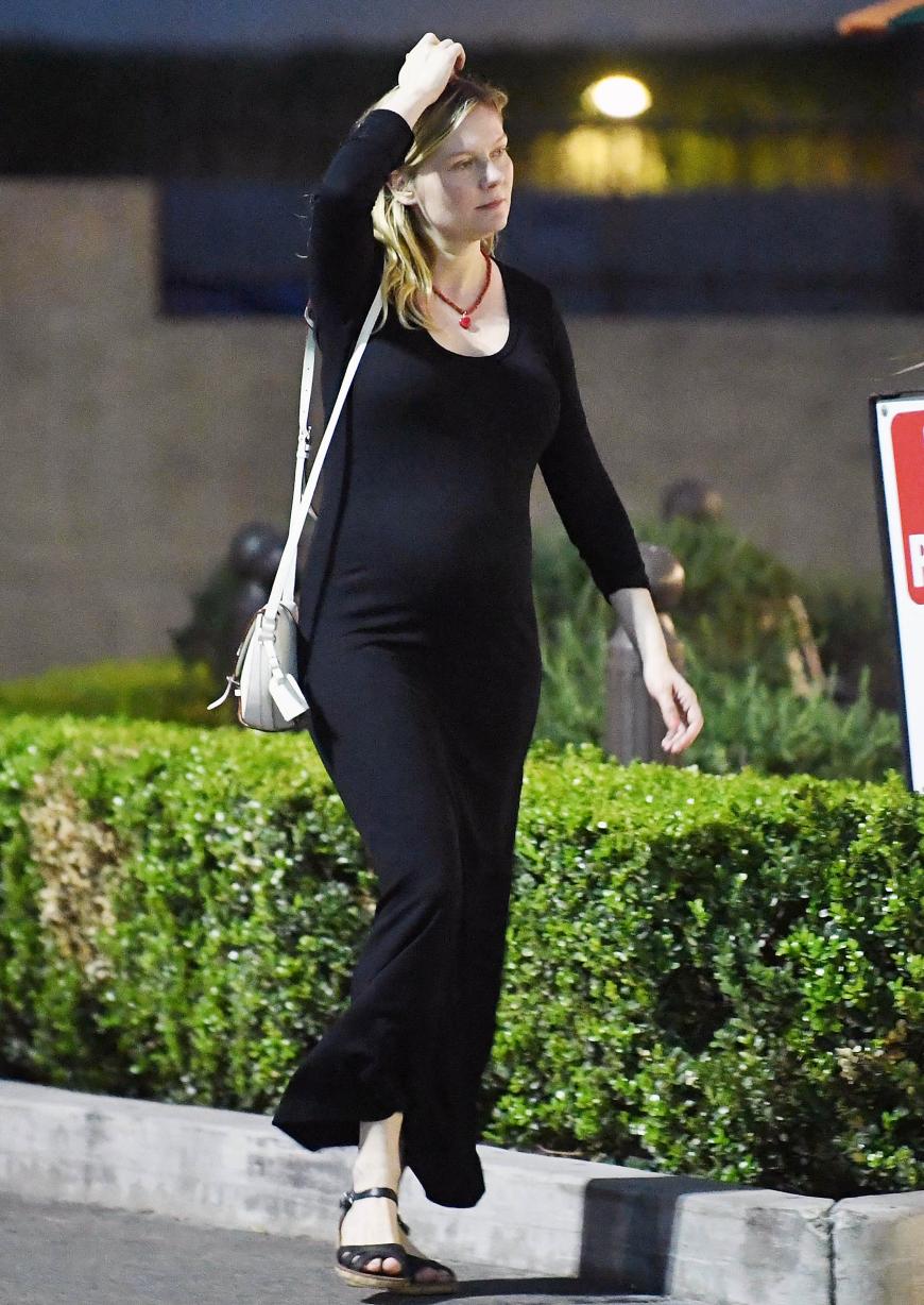 Awww, sehen wir da etwa einen Babybauch? JA! Kirsten Dunst ist endlich schwanger. Schon seit Jahren träumt sie von einem eigenen Baby.