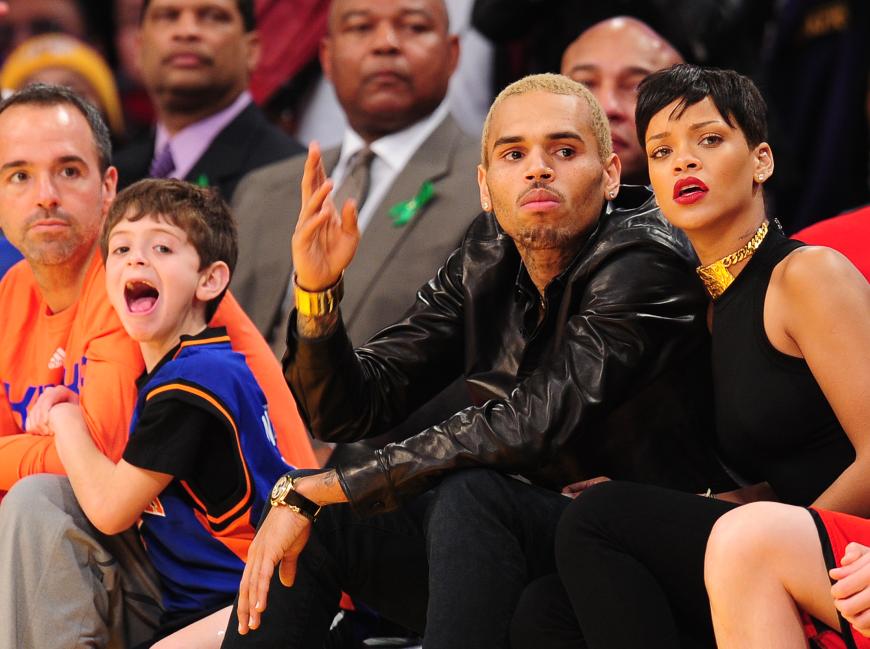 Nachdem Rihanna bei den Grammys mit einem deutlichen Babybauch gesichtet wurde, meldete sich nun ein Kumpel ihres Ex-Freudes Chris Brown zu Wort: „Chris ist wütend, verletzt und irgendwie gebrochen, nachdem er gehört hat, dass Rihanna schwanger bei den Grammys aussah“.