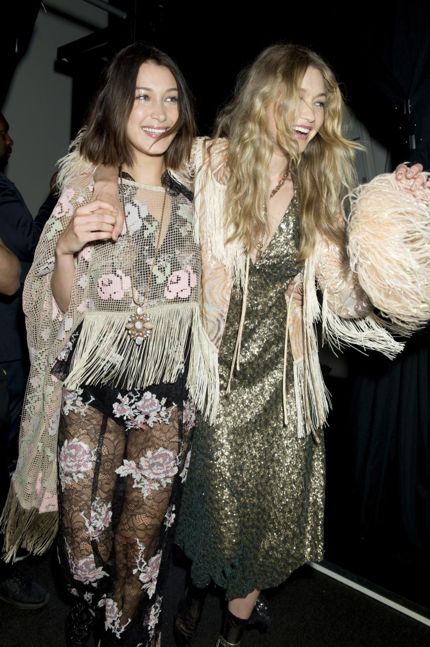 Das gab's noch nie: Bella und Gigi Hadid posieren nackt in der britischen „Vogue“. Doch der Schnappschuss der Schwestern kommt nicht bei allen Fans so gut an ...