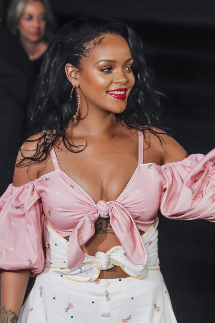 Rihanna ist einer der Größten im Musikbusiness. Doch hast du gewusst, dass sie schon mit 15 Jahren als Gesangstalent entdeckt wurde?