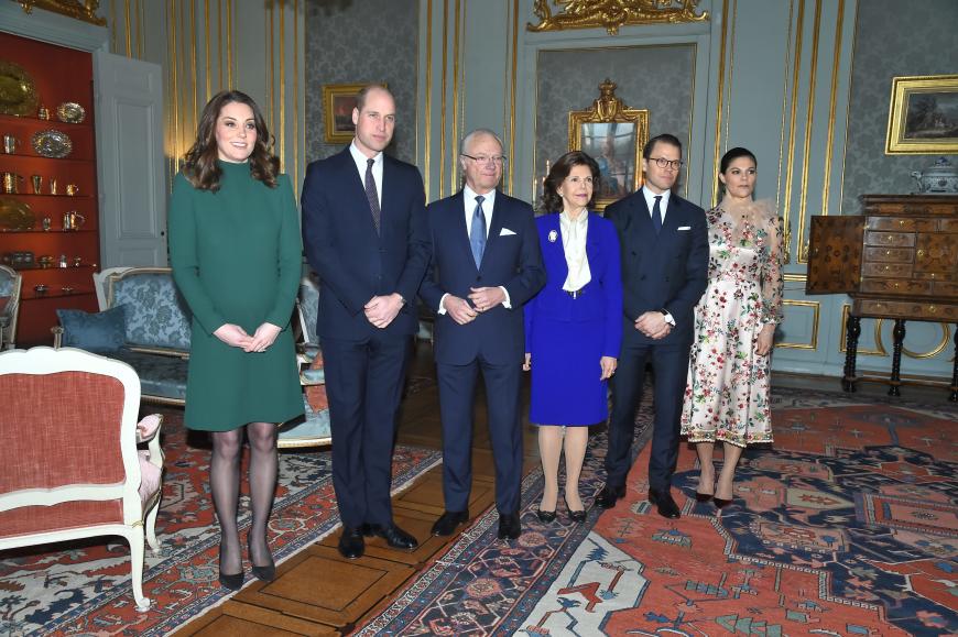 Kate, William, König Carl Gustav, Königin Silvia, Prinz Daniel und Kronprinzessin Victoria (v.l.n.r.) putzten sich für den Fotocall alle richtig raus. Doch Victorias Look finden wir hier definitiv schöner, als den von Kate!