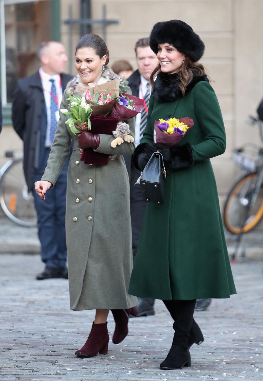 Auch im eisigen Schweden setzte Kate auf ihre bekannte Fellmütze, wohingegen Victoria sich abgehärteter im Trenchcoat bei den wartenden Fans auf den schwedischen Straßen blicken ließ. Ganz klarer Style-Punkt für Victoria, denn Kates altbackenes Outfit hätte auch die Queen tragen können.