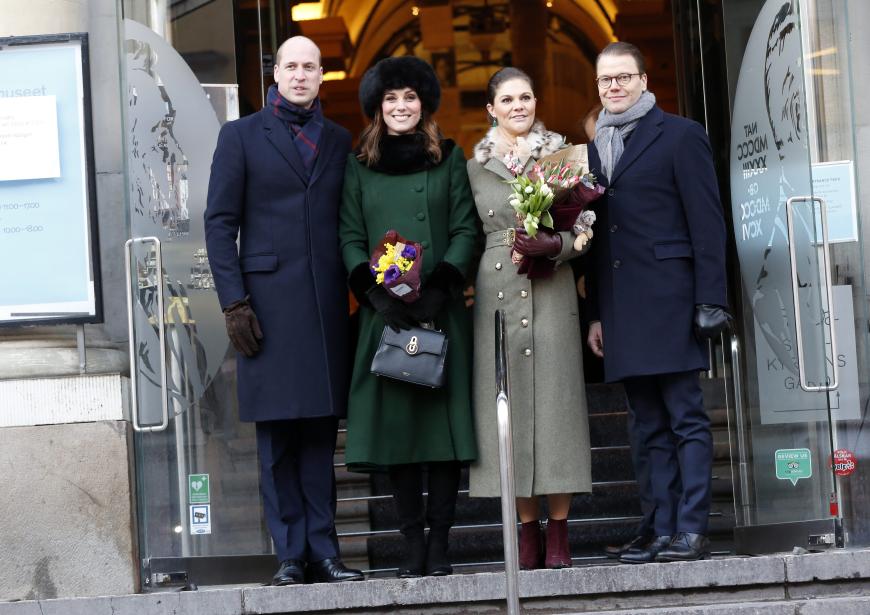 Kate scheint die Trendfarbe Tannengrün für sich entdeckt zu haben, die auch wirklich gut zu ihrem braunen Haar passt. Doch die gewählten Schnitte der Britin neigen massiv zur Spießigkeit. Victoria bleibt auch als Kronprinzessin modisch und cool.