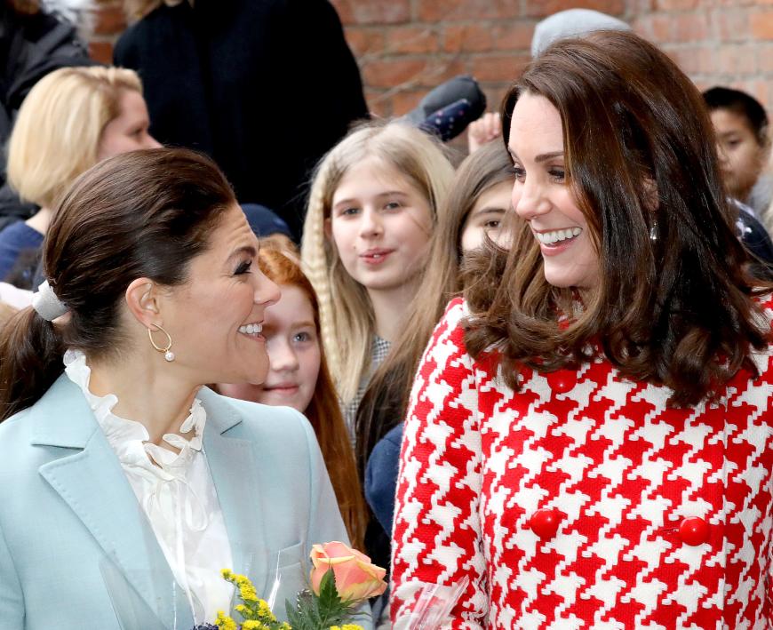 Die beiden royalen Frauen verstanden sich prächtig, doch sollte Victoria Kate mal Styling-Nachhilfe geben? Schließlich heißt, sich als Royal stilsicher zu kleiden, nicht gleich bieder.