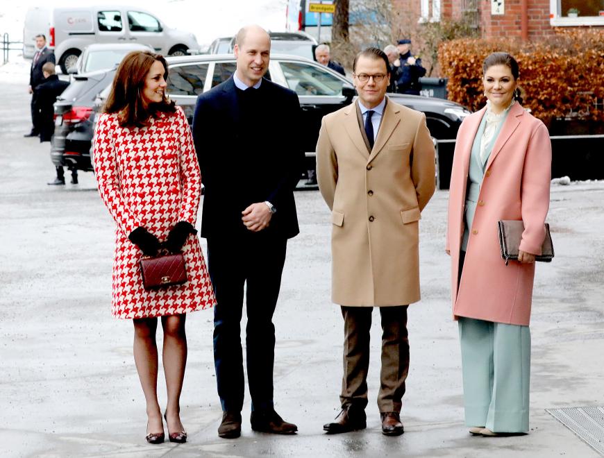 Uh la la, die haben sich aber alle schick gemacht! Jedoch finden wir den roten Hahnentritt-Mantel von Kate irgendwie so richtig furchtbar, wohingegen Kronprinzessin Victoria in frühlingshaften Sorbet-Farben erstrahlt. Naja und die Herren, viel können sie ja nicht falsch machen.