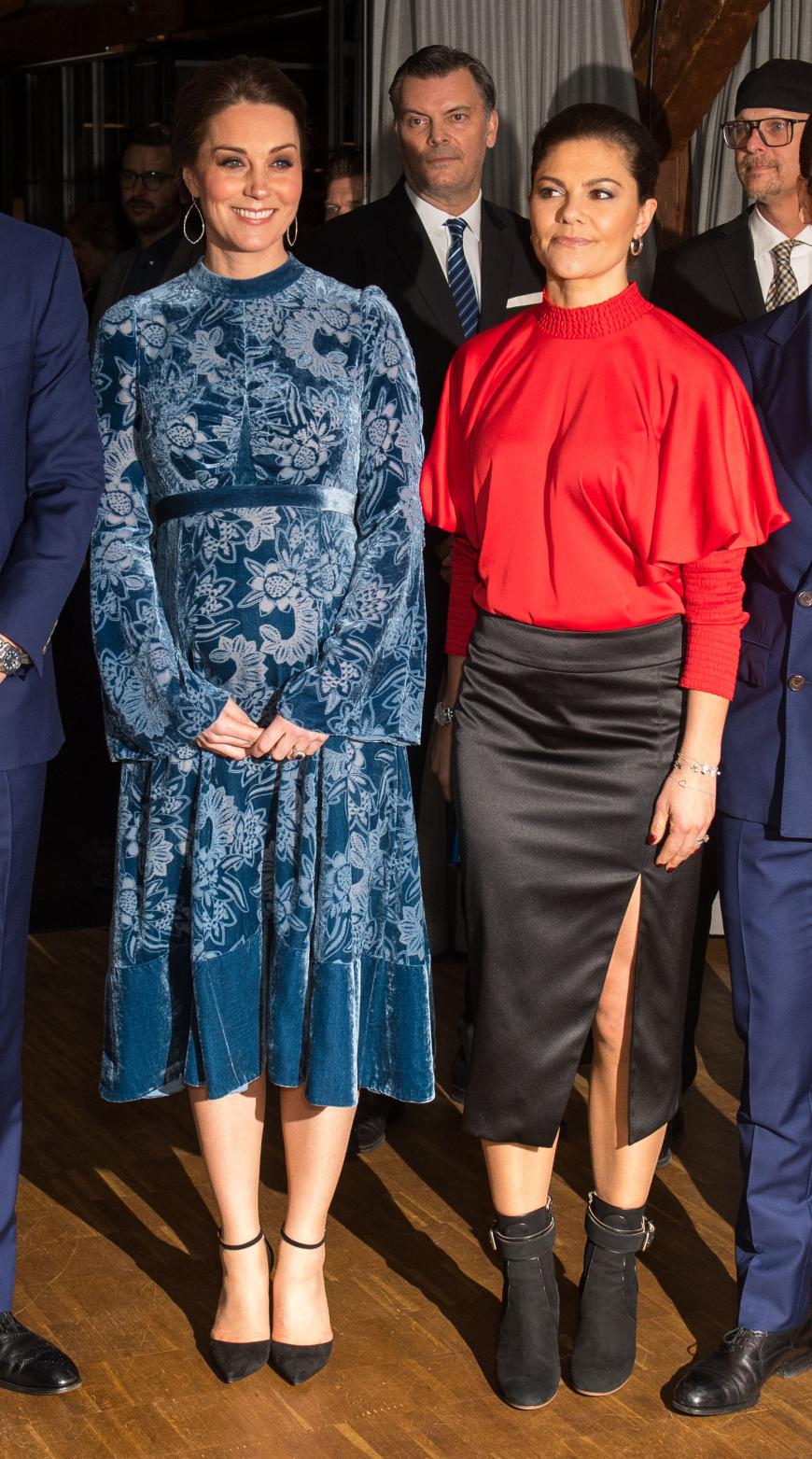 Bei einer festlichen Abend-Gala in Stockholm hat nun aber Kate stiltechnisch die Nase vorne. Das barocke Samtkleid ist einfach der Hammer an der schwangeren Herzogin. Bei Victoria muss man sagen, sind die Pieces für sich genommen cool, jedoch passen der Rock und die Ankle Boots nicht zusammen und die Bluse auch nicht wirklich zum glänzenden Rock.