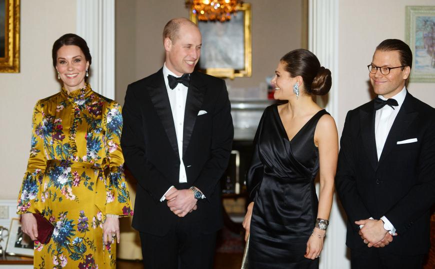 Abendgarderobe kann Kate! In einem weiteren wunderschönen Abendkleid sticht die Frau von William Kronprinzessin Victoria outfittechnisch aus. Victorias schwarzes, asymmetrisches Kleid ist zwar auch super schön, aber nicht so atemberaubend wie Kates!