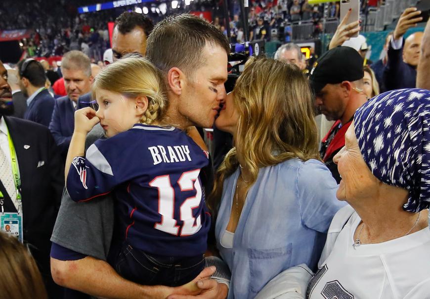 Gisele Bündchen tröstet ihren Ehemann Tom Brady nach der schmerzlichen Niederlage.