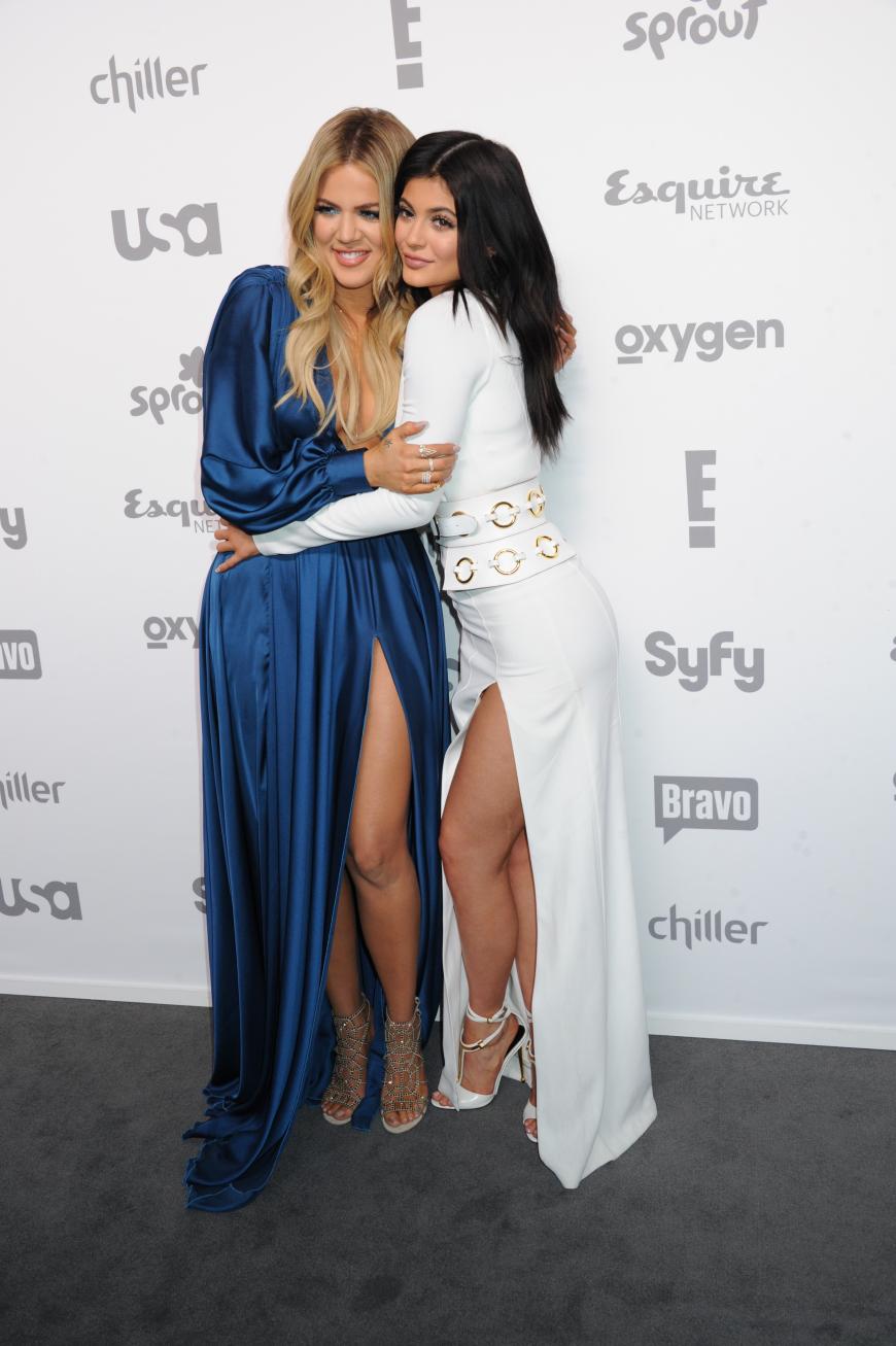 Wow, endlich hat Kylie Jenner bestätigt, dass sie Mutter geworden ist. Auf Instagram postete Khloé Kardashian ein sexy Babybauch-Throwback-Foto von ihrer jüngsten Schwester und sich.