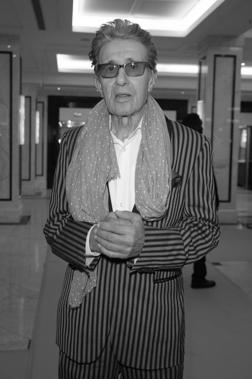 Der Schauspieler und Musiker Rolf Zacher ist tot. Er sei am Samstagmorgen, 3. Februar „friedlich gestorben“, bestätigte seine Lebensgefährtin Carola Blendermann der Deutschen Presse-Agentur. Die Verabschiedung werde im privaten Kreise stattfinden. Zacher wurde 76 Jahre alt. Er erhielt den Bundesfilmpreis für eine Gaunerrolle in Reinhard Hauffs „Endstation Freiheit“. Im Januar 2016 zog er ins RTL-Dschungelcamp ein.