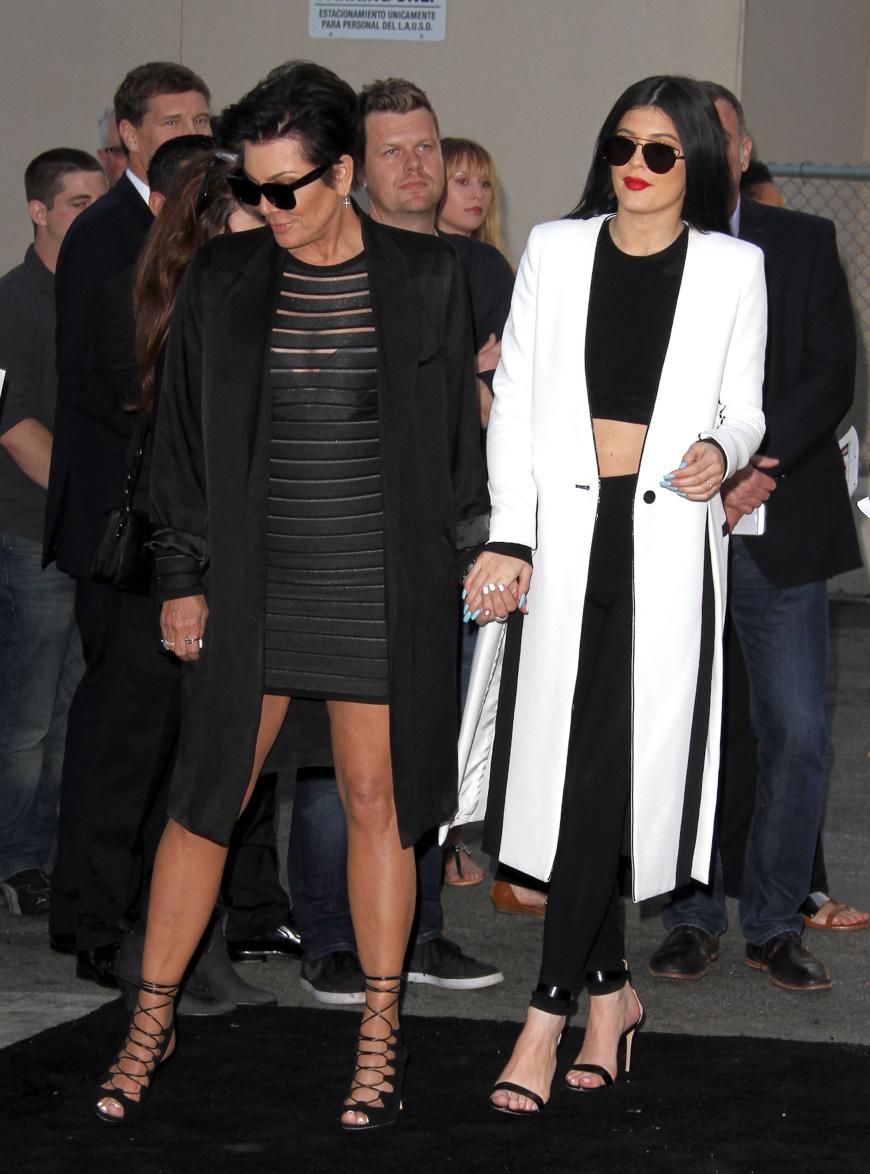 Bei dem Kardashian-Jenner-Clan vergeht kein Tag ohne Drama. So auch bei Kylie Jenners Geburt ihrer Tochter. Denn Kris Jenner fiel nichts besseres ein, als sich mit der Mutter von Travis Scott im Kreißsaal zu streiten.