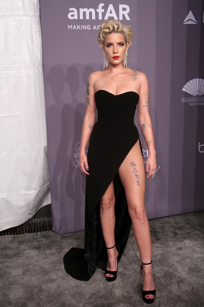 Der Preis für den höhesten Beinschlitz des Abends wäre definitiv an die US-amerikanische Pop-Sängerin Halsey gegangen. Die präsentierte ihre zahlreichen Tattoos in einem schwarzen, trägerlosen Samtkleid und XL-Ohrringen.
