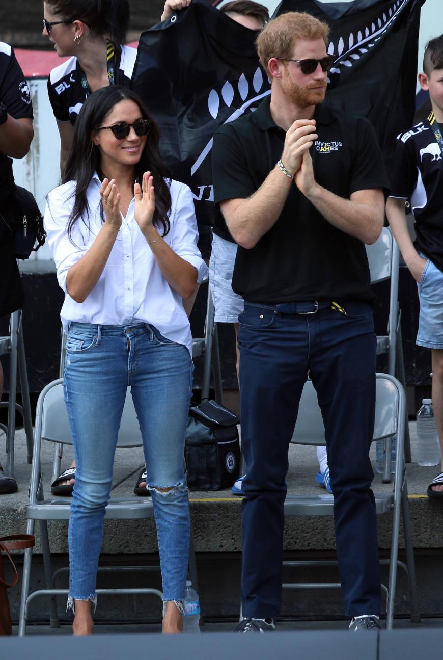 Für ihren ersten öffentlichen Auftritt an der Seite von Prinz Harry im September 2017 wählte Meghan einen legeren Look bestehend aus Ripped Jeans und weißer Bluse. Hier kannst du ihr Outfit nachshoppen!