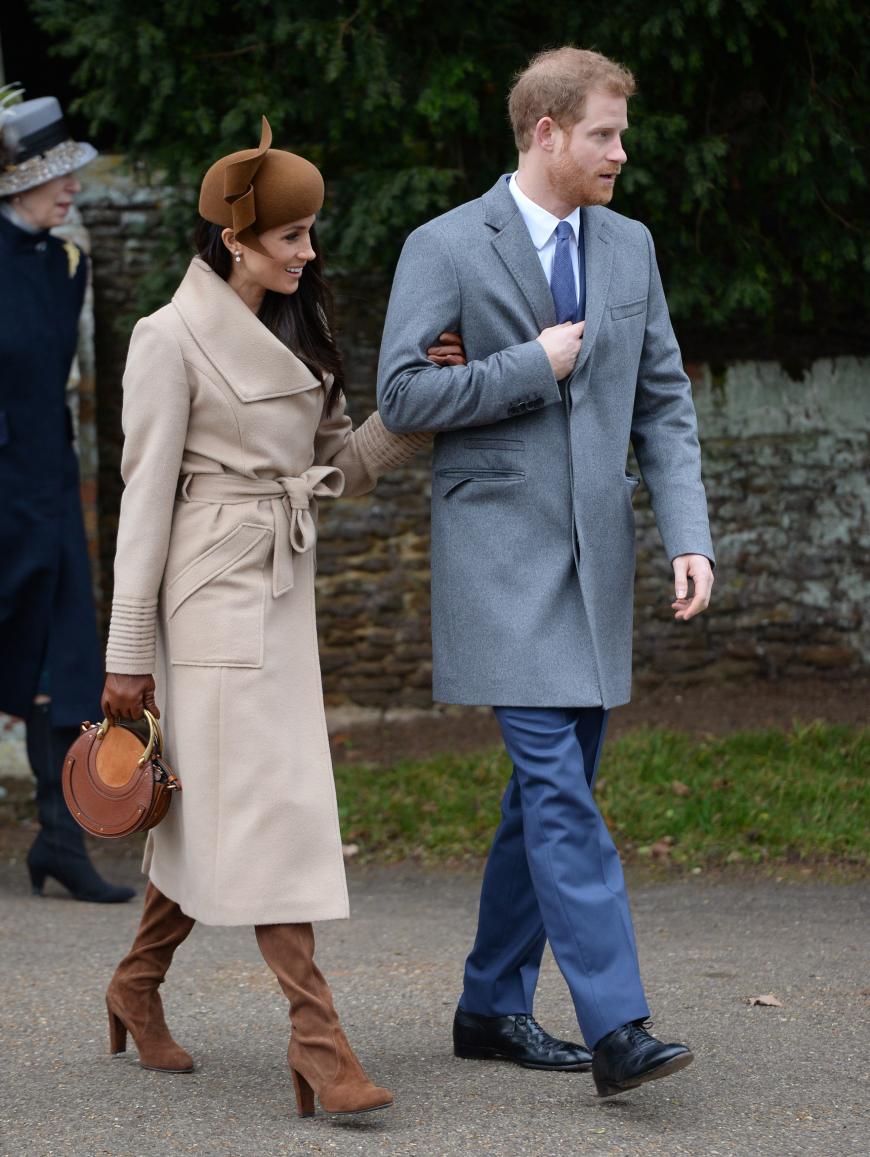 Über dieses Outfit, das Meghan beim Weihnachtsgottesdienst in Sandringham am 25. Dezember 2017 trug, wurde wild diskutiert. Dort erschien sie nämlich in einem sehr königlichen Look mit extravagantem Hut, den wir von der Schauspielerin bis dahin gar nicht gewohnt waren.