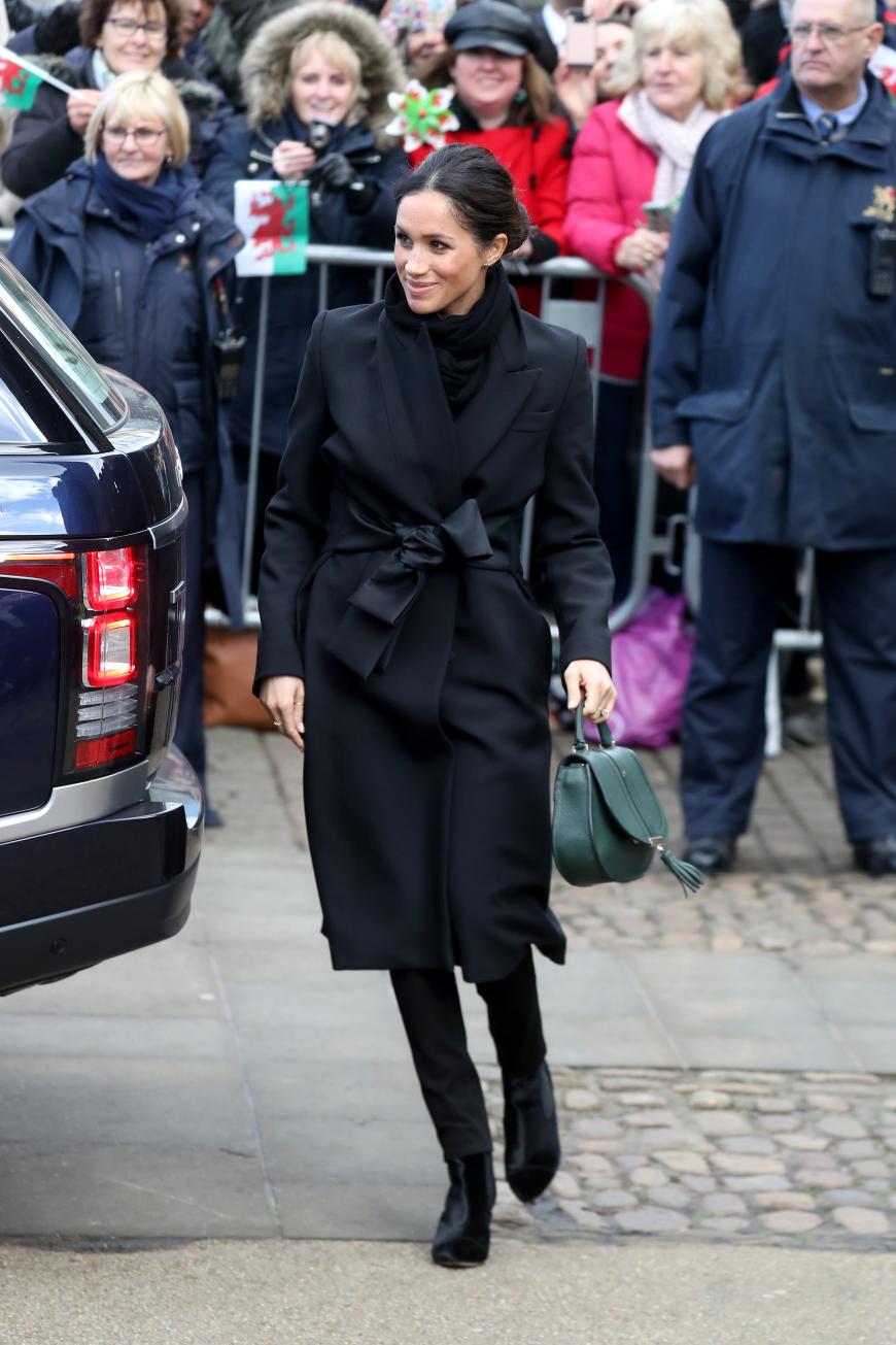 Auch mit diesem Look traf Meghan voll ins Schwarze! Am 18. Januar 2018 begeisterte sie ihre Fans bei ihrem Besuch des Cardiff Castles mit einem modischen Mantel von Stella McCartney, der im Nu ausverkauft war.