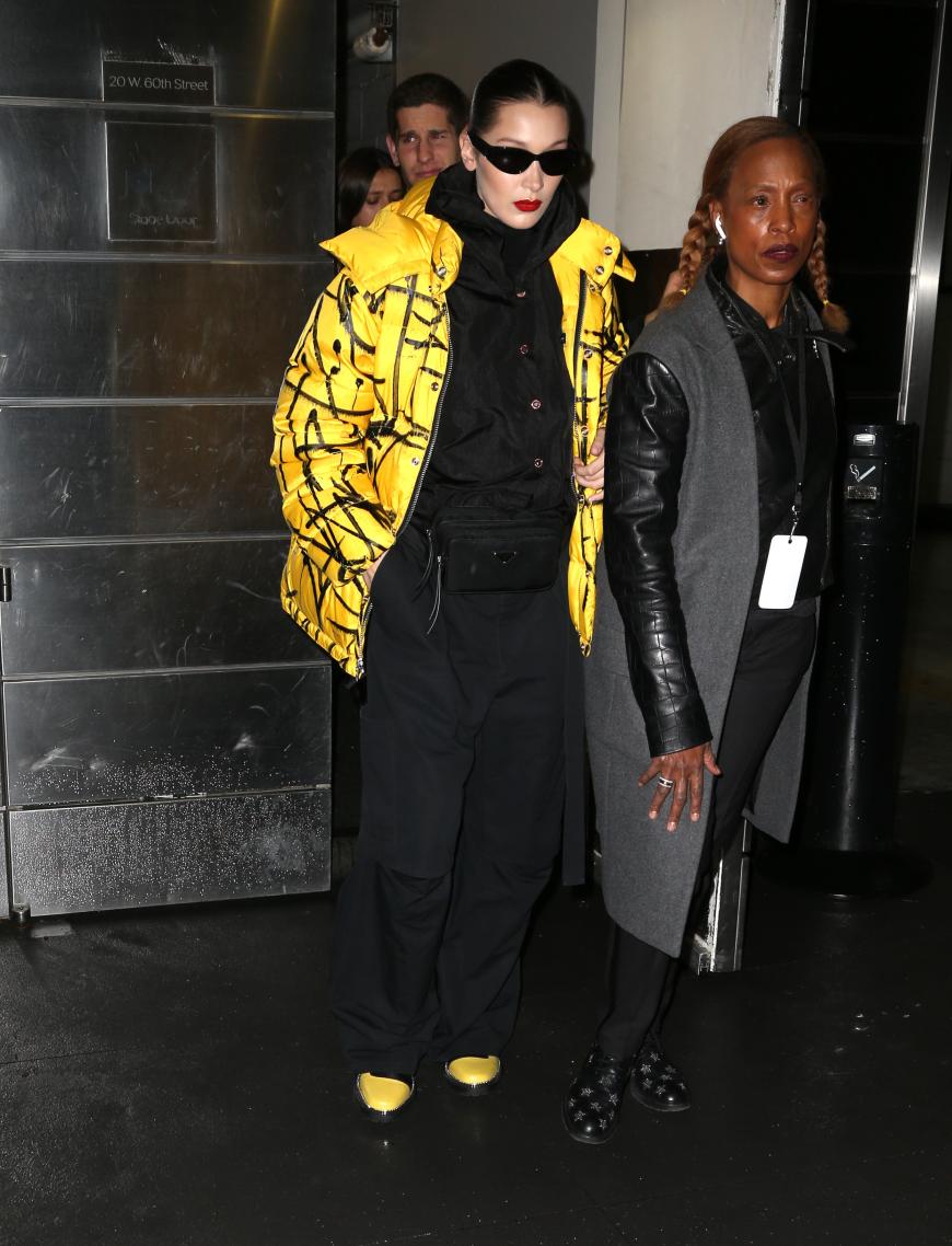 Bella Hadid war in NYC auf Grund der Farbe zwar nicht zu übersehen... Mit der Bauchtasche und der Sonnenbrille sah sie aber eher aus wie ein richtiger Nerd-Skifahrer…