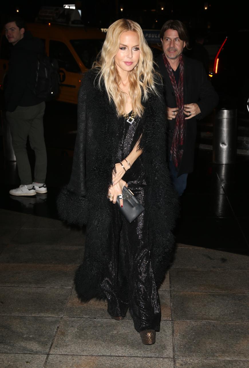 Rachel Zoe in einem Allover-Black-Look und super hohen Plateau-Boots, definitiv ein Hingucker in New York City.