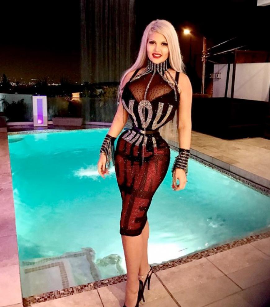 Ihre Taille ist so dermaßen schmal, dass man sich fragt, wo Sophia Vegas da noch an Umfang minimieren möchte.