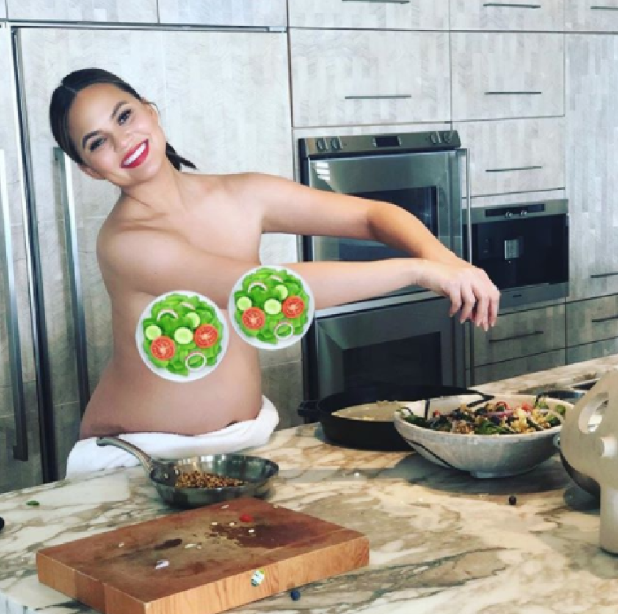 Chrissy Teigen erwartet ihr zweites Kind. Auf Instagram zeigt sie sich nun nackt - lediglich zwei Salatschüsseln verdecken das Nötigste. Die Frau von John Legend kommentiert ihren freizügigen Schnappschuss ironisch: