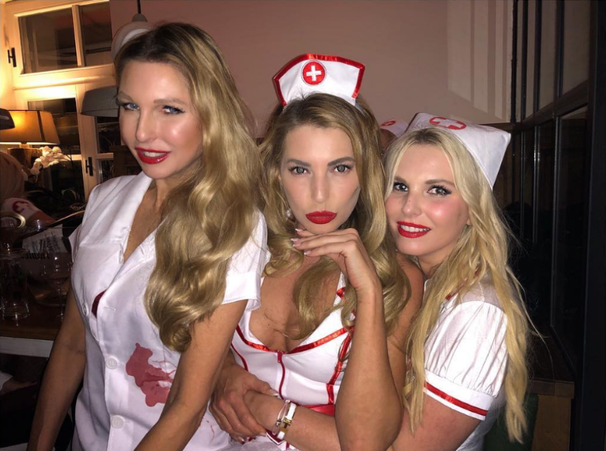 Giulia Siegel macht mit ihren Freundinnen einen auf 'sexy Krankenschwester' und lässt tief blicken!