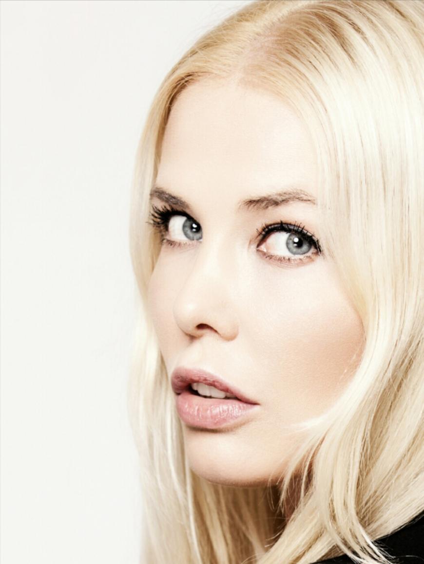 Svenja Walberg ist Beauty-Trendscout und weiß, was unsere Haut braucht, um schön zu bleiben.