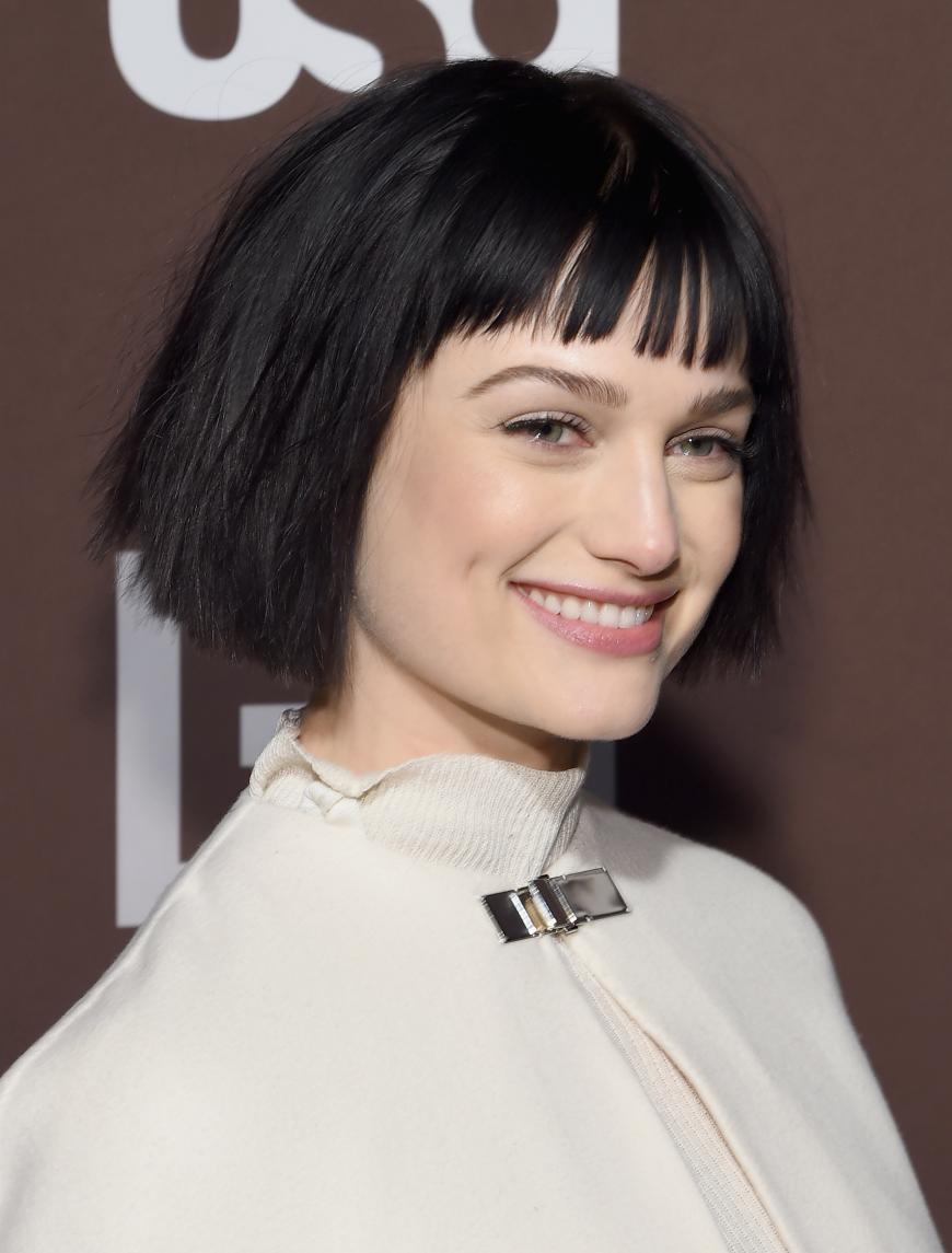 Cool, edgy und mega modern: Auch die Sängerin Alison Sudol beherrscht den Micro-Pony-Look und trägt ihn zum schwarzen Bob.